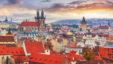 Prag şehrinin Skyline 'ı Çekoslovakya' da gün batımında