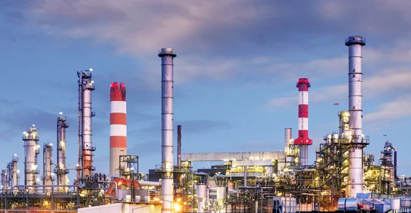 Indústria do petróleo e do gás - refinaria no crepúsculo - fábrica - gasolina — Fotografia de Stock