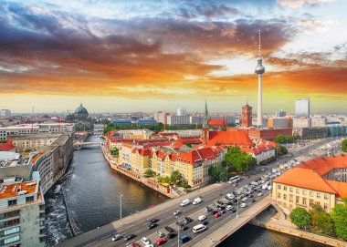 Berlin siluetinin günbatımı içinde
