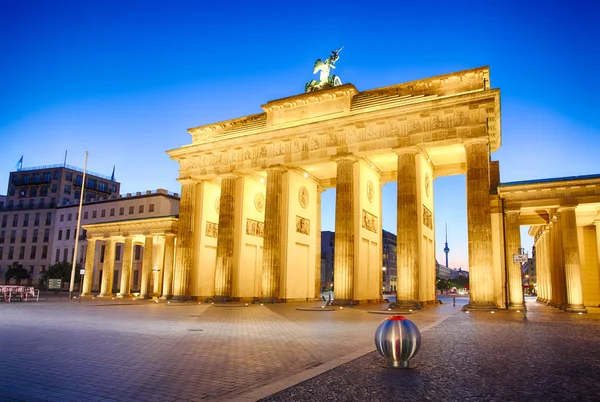 Puerta de Brandenburgo iluminada en Berlín - Símbolo de Alemania . —  Fotos de Stock
