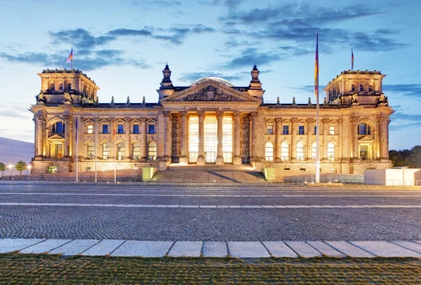 Il Reichstag di Berlino. Immagine dell'edificio illuminato del Reichstag a Ber — Foto Stock