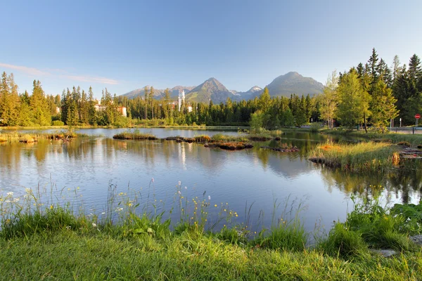 Lago na Eslováquia montanha, Strbske pleso — Fotografia de Stock