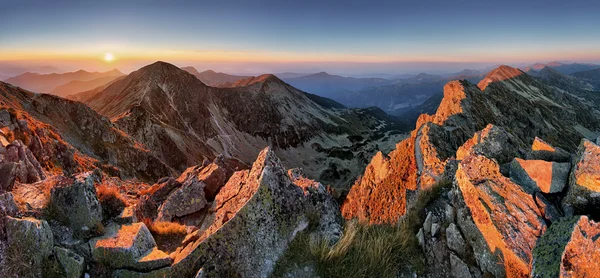 Majestoso pôr do sol na paisagem de montanhas de outono — Fotografia de Stock