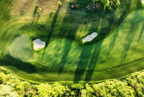 Bahar renkli ağaçlar ve göllerle golf sahasında gün batımının havadan görünüşü