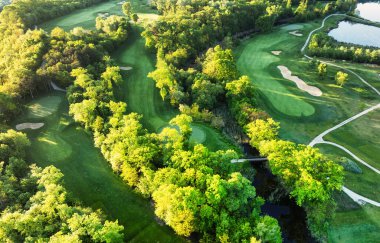 Güzel yeşil golf sahasının hava görüntüsü. Panorama arkaplanı