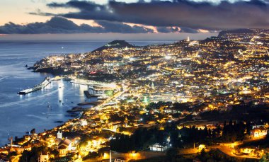 Portekiz 'in Madeira şehrinde geceleyin Funchal şehri
