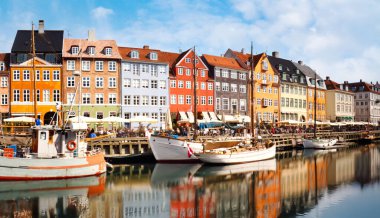 Danimarka 'nın Kopenhag kentindeki Nyhavn limanında renkli geleneksel evler. Nyhavn limanı, Kopenhag şehrinin popüler bir seyahat merkezidir.