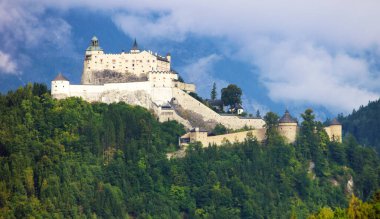 Tarihi Hohenwerfen Şatosu Manzaralı Dağ Manzaraları