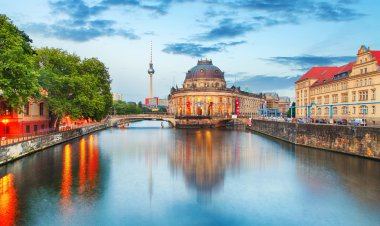 Müzeler Adası Spree Nehri ve yüzde Alexanderplatz Tv Kulesi