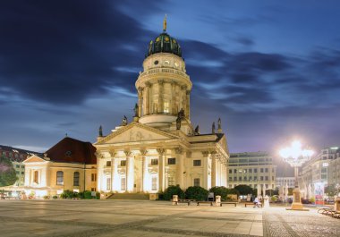 Gendarmenmarkt üzerinde yeni kilise (Deutscher Dom ya da Alman Katedrali)