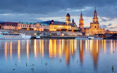 Dresden. Almanya, t yansıması ile mavi twilight saat sırasında