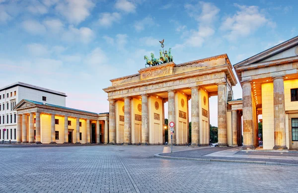 Branderburger Tor-Brandenburgi kapu Berlinben, Németországban — Stock Fotó