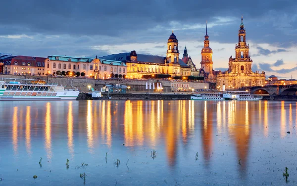 Dresde. Alemania, durante el crepúsculo hora azul con reflejo de t — Foto de Stock