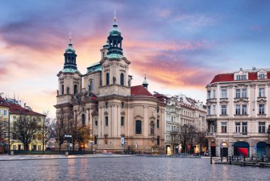 Güneşin doğuşunda Prag Eski Kasabası 'nın merkezindeki Aziz Nicholas Kilisesi Staromestske meydanına bakın. Hiç kimse