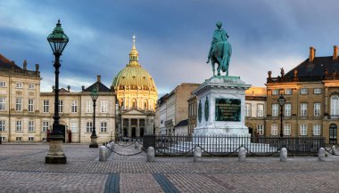 Kilise ve Amalienborg Sarayı, Danimarka kraliyet ailesinin evi, Kopenhag, Denmar 'ın merkezinde.