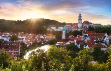 Çek Cumhuriyeti 'nin Cesky Krumlov şehrinin ufuk çizgisi üzerinde dramatik bir gün batımı