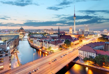 Berlin. Güzel gün batımı sırasında Berlin havadan görünümü.