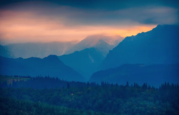 Puesta de sol sobre la silueta de montaña de Tatras, Eslovaquia —  Fotos de Stock
