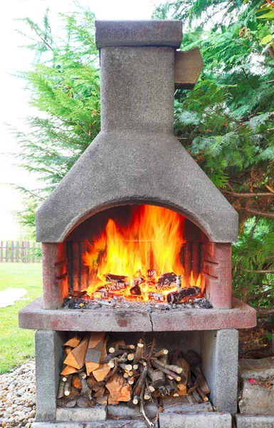 Kamin mit Feuer am Tag — Stockfoto