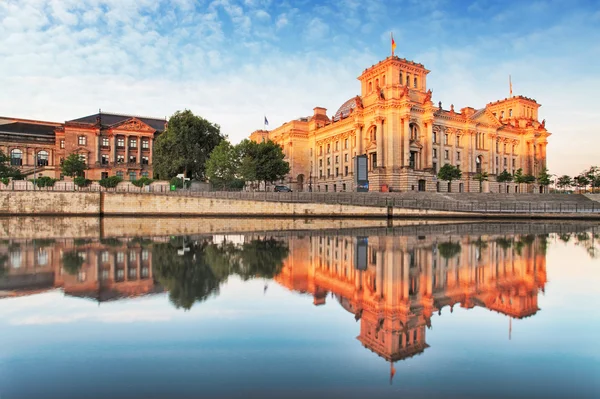 Reichstag mit Besinnung in spree, berlin — Stockfoto