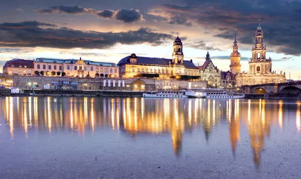 Dresde, Alemania Ciudad Vieja skyline en el río Elba . — Foto de Stock