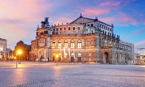 Drezda - Semperoper napkeltekor — Stock Fotó