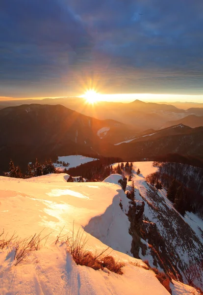 Montaña de invierno con sol - Eslovaquia — Foto de Stock