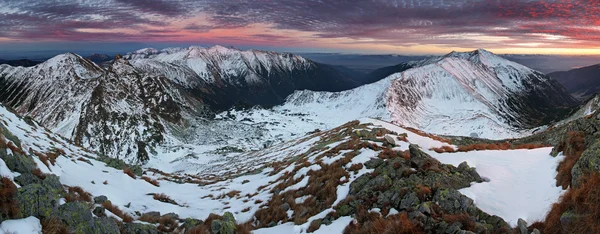 Prachtige zonsopgang in rotsachtige berg - West Tatra - Slowakije — Stockfoto