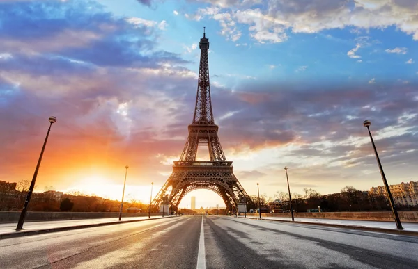 Sonnenaufgang in Paris mit Eiffelturm — Stockfoto