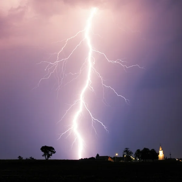 Blitzschlag bei Strom über Dorf — Stockfoto