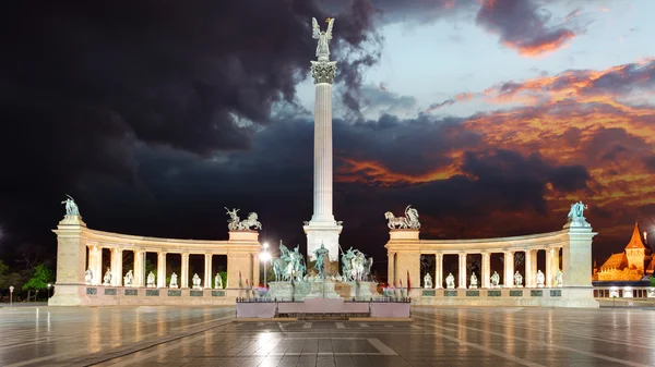 布达佩斯的英雄广场 — 图库照片