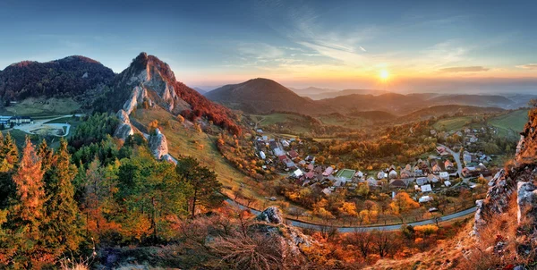 Slovacchia caduta paesaggio collinare rurale all'alba, villaggio di Vrsatec . — Foto Stock