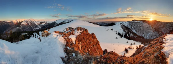 Panorama de montaña de invierno, Eslovaquia paisaje congelado —  Fotos de Stock