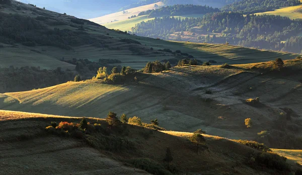 Printemps vert collines rurales paysage, Slovaquie — Photo