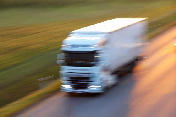 Snelwegtransport met auto 's en Truck — Stockfoto