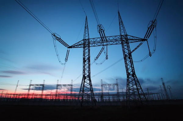 Pylon transmisji energii elektrycznej silhouetted niebieski niebo w d — Zdjęcie stockowe
