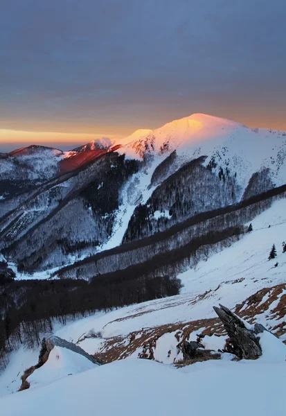 Majestätischer Sonnenuntergang in der winterlichen Berglandschaft. Dramatischer Himmel — Stockfoto