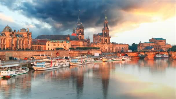 Dresden, Duitsland oude stad skyline op de rivier de Elbe. — Stockvideo