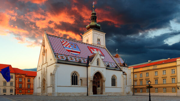 Церковь ночью в Загребе, Хорватия
