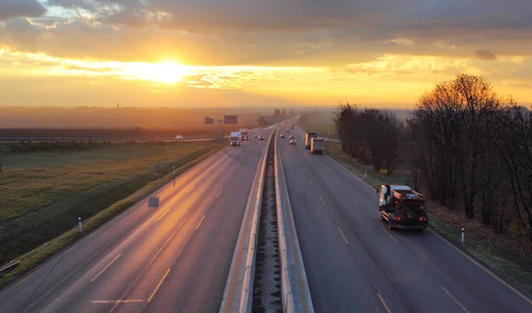 Ruch na autostradzie z samochodami. — Zdjęcie stockowe