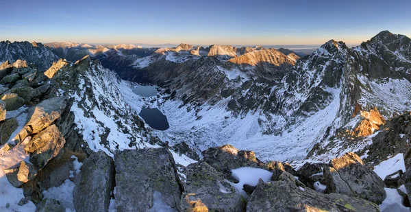 Paysage de haute montagne avec lac et pic élevé — Photo