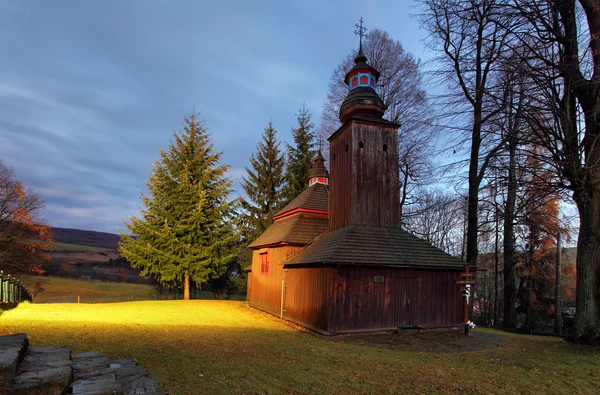 Словакия - Деревянная церковь в Семетковце ночью — стоковое фото
