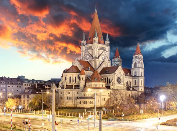 Iglesia de San Francisco de Asís en Viena, Austria por la noche — Foto de Stock