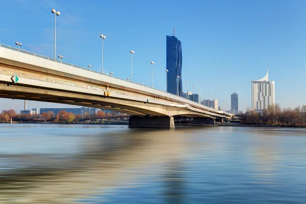 View modern city with Danube river in Vienna, Austria — Stock Photo, Image