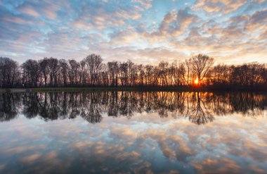 Gölde gündoğumu su yansıma