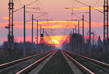 Tren bir gün batımında