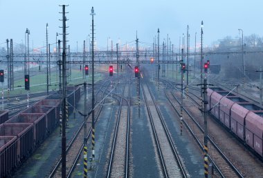 Tren demiryolu ile yük istasyonu, ulaşım