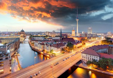 Berlin dramatik gökyüzü şafak