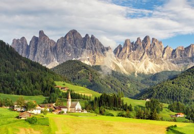 Santa Maddalena köyün önünde Geisler veya Odle Dolomit