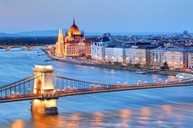 Budapeşte, Macaristan, Panorama ile zincir köprü ve par